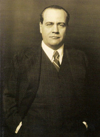 El socialista Juan Negrín sustituye a Largo Caballero al frente del gobierno republicano.