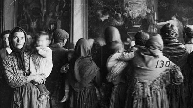 Grupo de espectadoras ante una copia de Las hilanderas