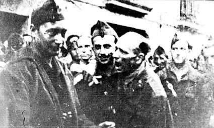 Abril de 1937           Franco promulga el día 19 el llamado Decreto de Unificación, por medio del cual crea una única formación política legal bajo su mando: FET y de las JONS.