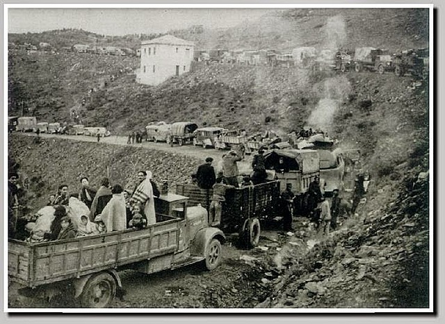Miles de refugiados y el propio gobierno republicano cruzan la frontera francesa; los franquistas conquistan el resto de Cataluña.