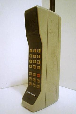 Первый мобильный телефон компании Motorola - DynaTAC 8000X