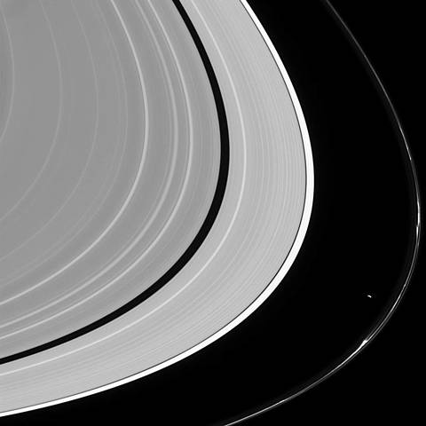 Cassini molto vicina all'anello F di Saturno.