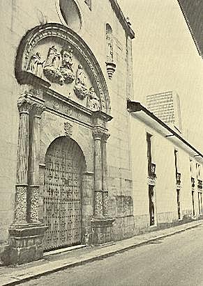 Construcción claustro y capilla.
