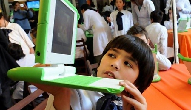 Se completa al 100% la entrega de equipos a escolares de la educación pública y privada. Todas las escuelas cuentan con conexión WiFi