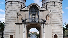 Timeline: Badajoz: calles, lugares y esculturas dedicadas a personajes ilustres.
