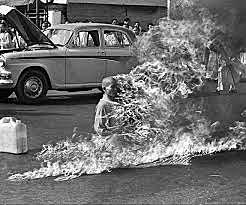 A South Vietnamese monk sets himself on fire