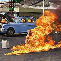 A south Vietnamese monk sets himself on fire