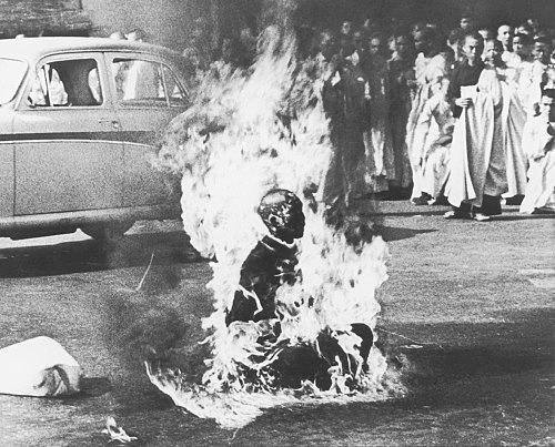 South Vietnamese Monk sets himself on fire!