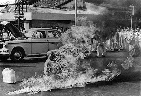 A south Vietnamese monk sets himself on fire