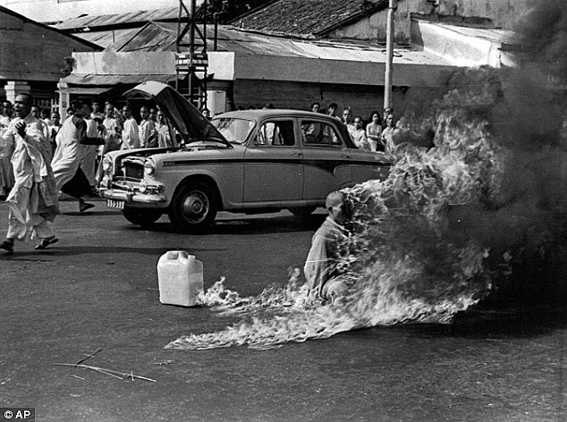 A South Vietnamese monk sets himself on fire
