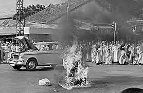 A south Vietnamese monk sets himself on fire