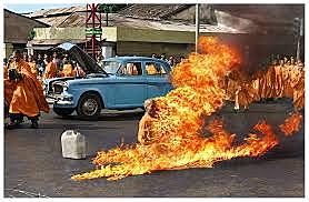 South Vietnamese monk sets himself on fire
