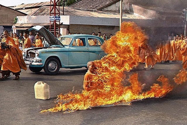 A South Vietnamese monk sets himself on fire