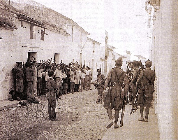 (Febrero 1937) Málaga cae en poder de los franquistas, auxiliados por tropas italianas, el día 3. La inmediata represión se cobra miles de muertos.