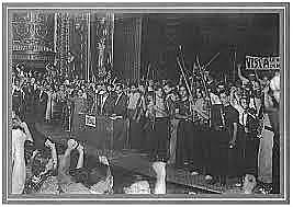 (Mayo 1937) Luchan entre sí en Barcelona distintas fuerzas republicanas enfrentadas a causa de la primacía de la revolución o la organización militar.