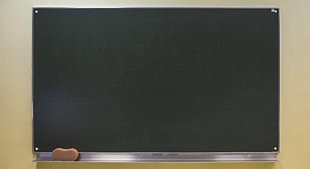 Escuela de pizarra y pizarrón gris