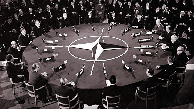 Creación de la OTAN.