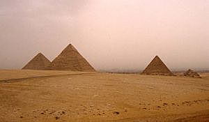 Egipto es invadido y durante el primer milenio será dominado por persas, griegos y romanos