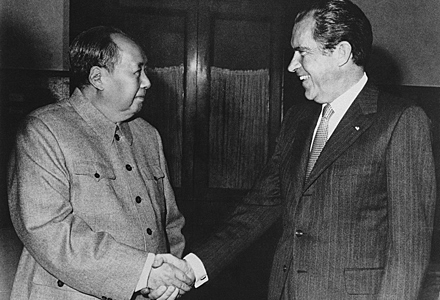 El presidente Nixon visita China.