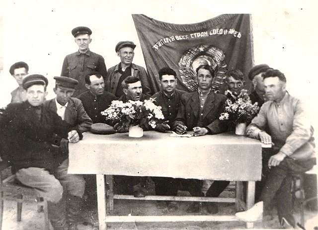 Создан Новороссошанский сельский совет, в его состав входили хутора Новороссошанский, Чумаков, Платонов. Сельский совет просуществовал с 1 943 года по 1960­й.