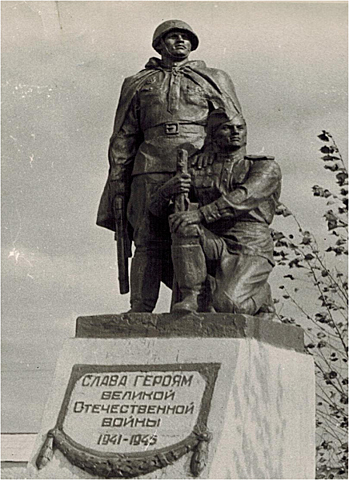 Установлен памятник в память о воинах, погибших при освобождении хутора Новороссошанский от немецко ­фашистских захватчиков в декабре 1 942, январе 1 943 годов.