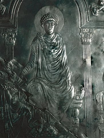 Reinado de Teodosio. En el 391 convierte al cristianismo en la religión oficial del Imperio. División del  Imperio entre sus hijos (395 d. C.): Occidente para Honorio y Oriente para Arcadio