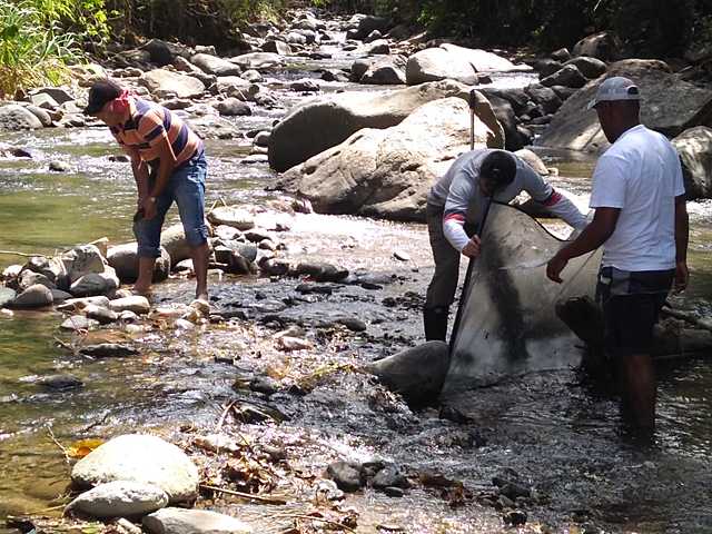 Monitoreo hídrico  cuenca abastecedora (Río Hato viejo)  Se realizó actividades de medición de caudal – Monitoreo físico químico Macro invertebrados