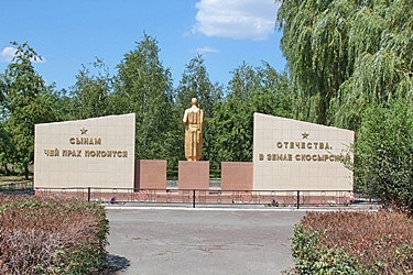 Установлен первый памятник  «Воинам Великой Отечественной войны, погибшим в боях за сл. Скосырская в 1941- 1945 гг.»