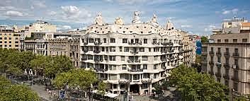 1906: Gaudí mandó a construir la casa Milá.