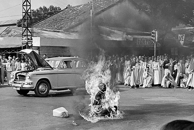 A South Vietnamese monk sets himself on fire