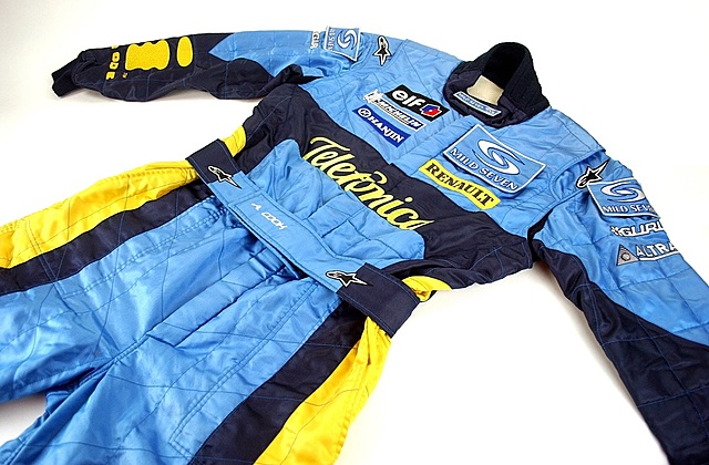 . INDISPENSABLE QUE ELS PILOTS VESTEIXIN ROBA IGNIFUGA.