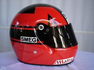 L'ALTURA DE LES BARRES ANTBOLCAMENT S' ELEVA MÍNIM 5 CM PER SOBRE DEL CAP DEL PILOT. S'AGREGUEN INTERRUPTORS PER A CONTROLAR ELS SISTEMES ELECTRÒNICS. DONEN GURNEY VA SER EL PRIMER PILOT A USAR UN CASC AMB VISOR COMPLET.