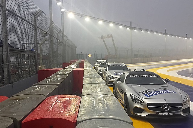 A PARTIR D'AQUEST MOMENT LES BARRERES D'IMPACTE HAN DE SER DOBLES, HA D'HAVER-HI MÍNIM 3 METRES ENTRE LES BARRERES I ELS ESPECTADORS, AIXÍ COM UN MUR QUE DIVIDEIXI LA PISTA DEL PIT LANE.