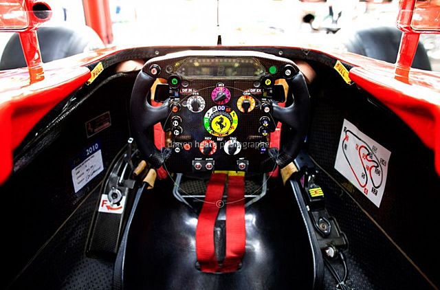 ES DEFINEIX QUE EL PILOT HA DE PODER SORTIR DEL COTXE O SER RESCATAT EN 5 SEGONS, PER LA QUAL COSA EL COCKPITTORNA A SER MODIFICAT.