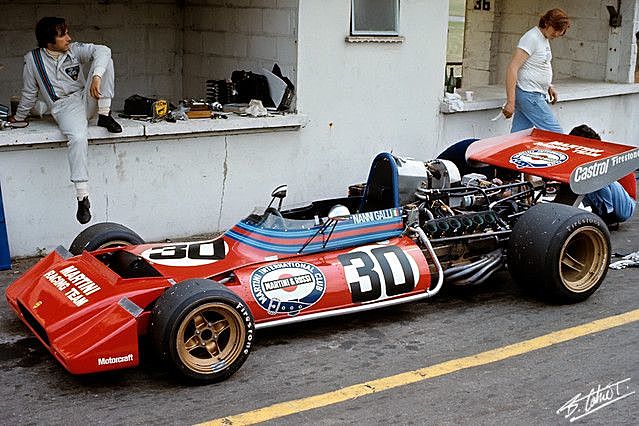 S'INTEGRA EN LA PART ALTA DEL COCKPIT UN SUPORT PERQUÈ EL CAP DELS PILOTS NO ES MOGUI EN EXCÉS PER LA VELOCITAT.