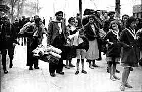 Miles de refugiados y el propio gobierno republicano cruzan la frontera francesa; los franquistas conquistan el resto de Cataluña.