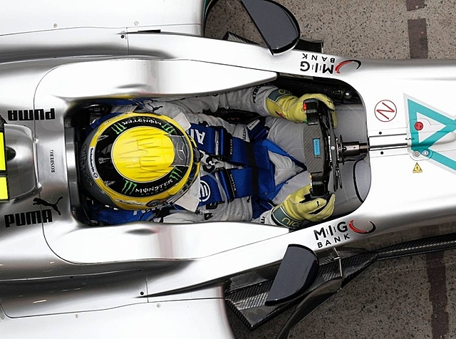 ES FA OBLIGATORI L'ÚS DEL CINTURÓ DE SEGURETAT DE SIS PUNTS I S'AGREGA UN RECOBRIMENT Al TANC DE GASOLINA PER A EVITAR FUGIDES EN CAS DE RUPTURA. I COM SI FOS POC, LA FIA INTRODUEIX UN ‘CODI DE CONDUCTA’ PER Als PILOTS.