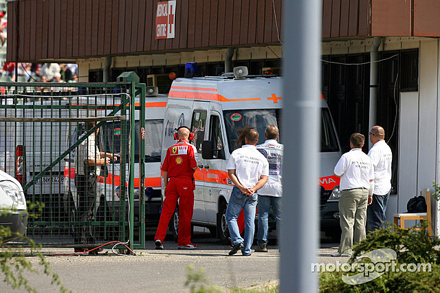 TOTES LES PISTES HAN DE TENIR UN CENTRE MÈDIC PERMANENT QUE COMPTI AMB TOTS ELS SERVEIS D'UN PETIT HOSPITAL.
