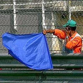APAREIX LA BANDERA BLAVA PER ALS PILOTS QUE ESTAN A PUNT DE SER DOBLATS.