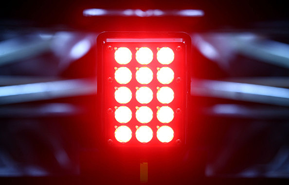 ES FARÀ UNA NOVA PROVA PER A LA PART POSTERIOR DELS MONOPLACES, LA QUAL HAN DE SUPORTAR PER 30 SEGONS UNA FORÇA DE 40 KN SENSE QUE ES VEGI CAP DEFORMACIÓ. LA LLUM POSTERIOR HA DE MESURAR 6 X 6 CM.