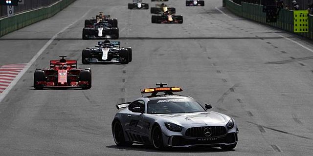 QUAN EL SAFETY CAR AQUEST EN PISTA, L'ENTRADA Al PIT LANE ESTÀ PROHIBIDA FINS QUE TOTS ELS MONOPLACES ESTIGUIN EN FORMACIÓ DARRERE D'ELL.