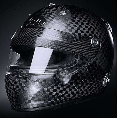 ES PROTEGEIX LA PART MÉS FEBLE DEL CASC, EL VISOR, AGREGANT-LI UNA TIRA DE ZYLON EN LA PART SUPERIOR AUGMENTANT LA SEVA RIGIDESA.