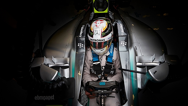 LA PROTECCIÓ LATERAL AL VOLTANT DEL COCKPIT S'ELEVA 2 CM PER A AJUDAR EL FET QUE  EL CASC DEL PILOT AQUEST UNA MICA MÉS PROTEGIT.