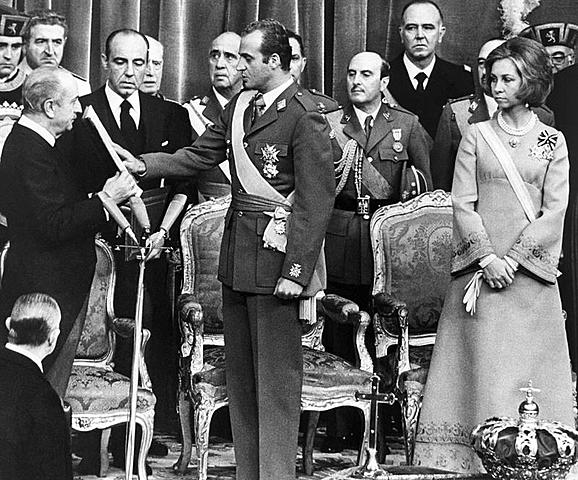 Proclamación de la Monarquía. Don Juan Carlos accede al trono.