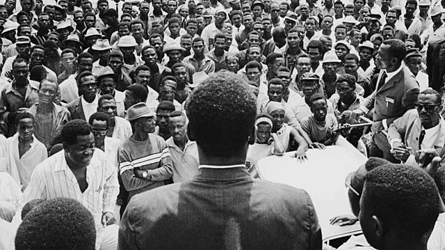 1958: España otorga a Guinea Ecuatorial su independencia.