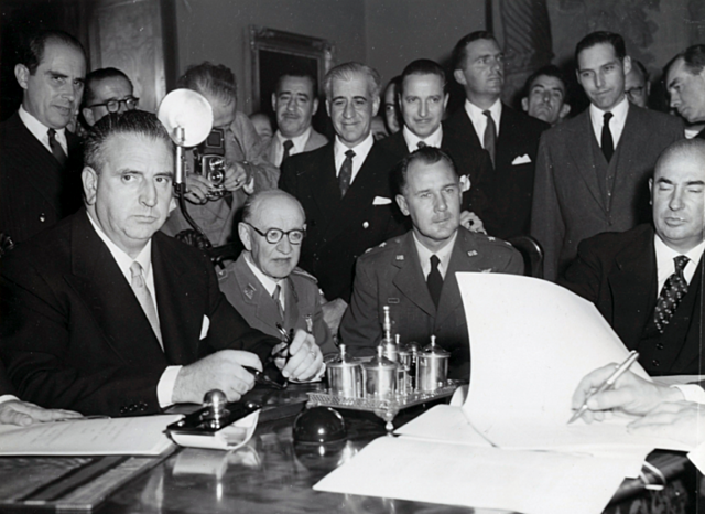 1959: El plan de Estabilización acabó con la política autárquica.