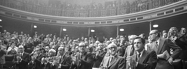 1975: Amnistía para los presos políticos concedida por el Rey.
