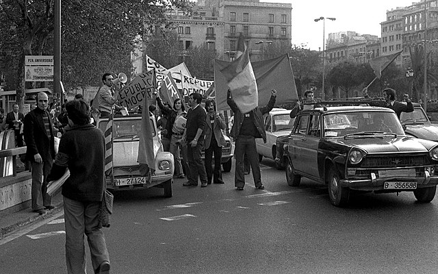 Legalización de partidos políticos, incluido el PCE (Partido Comunista Español).