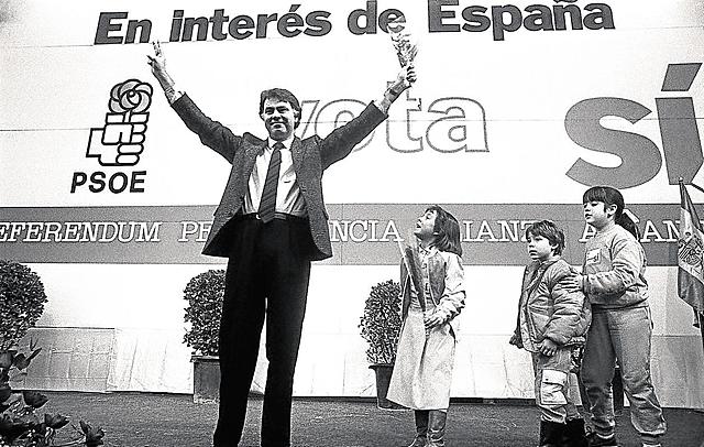 1986: España aprueba su entrada en la OTAN (Organización del Tratado del Atlántico Norte).