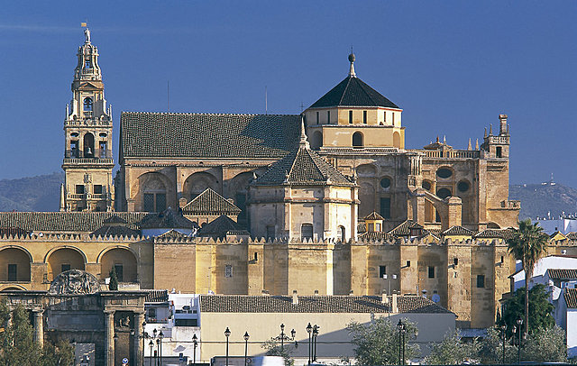 Comienza la construcción de la Mezquita de Córdoba.